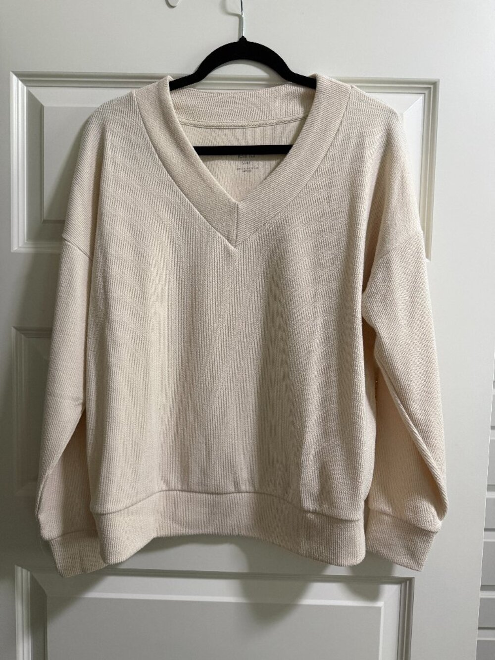 Felina Cream Colored V-Neck Sweatshirt top in size M